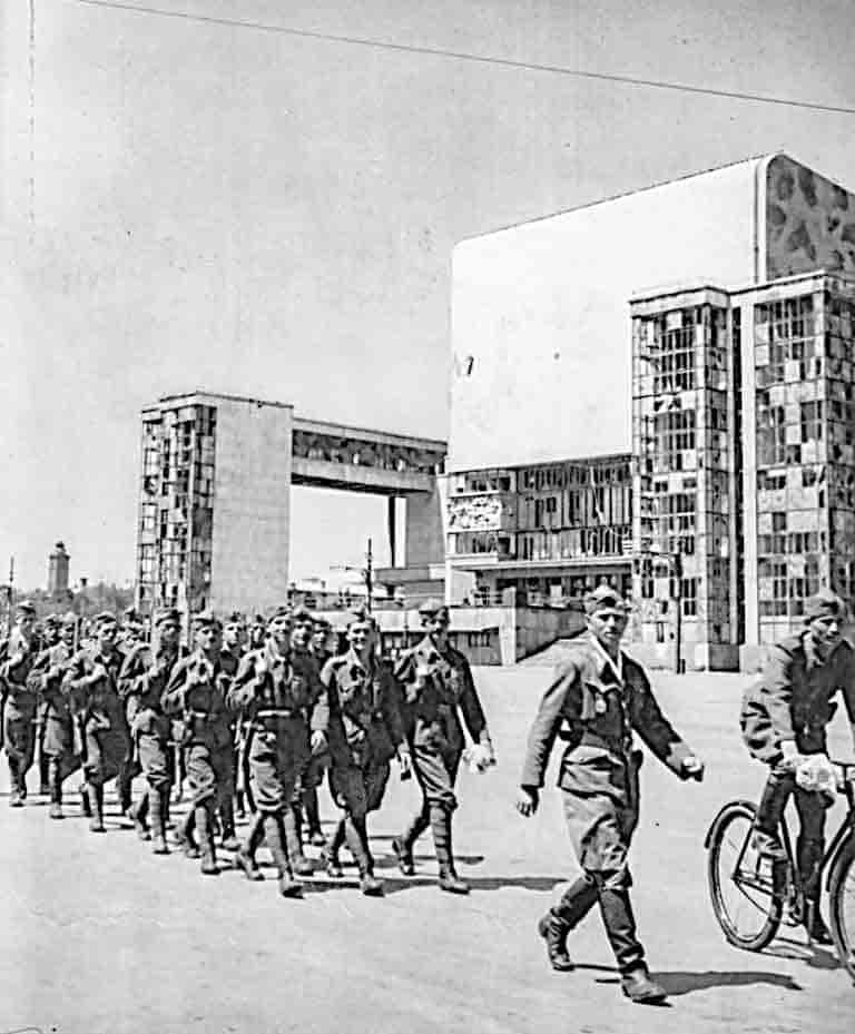 Вторая оккупация Ростова – с 24 июля 1942 года по 14 февраля 1943 года – продлилась 205 дней, почти семь месяцев. Вторая оккупация Ростова – с 24 июля 1942 года по 14 февраля 1943 года – продлилась 205 дней, почти семь месяцев.