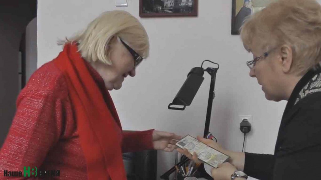 Людмила Петровна получила свое удостоверение из рук редактора «НВ».