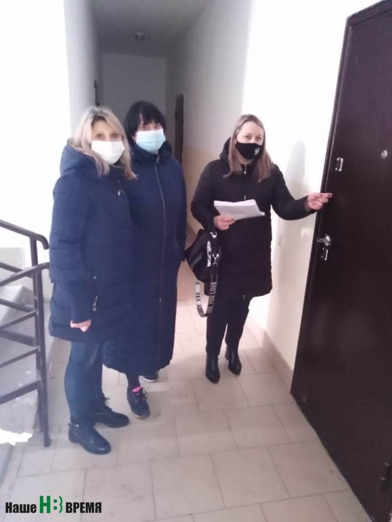 Комиссия администрации Семикаракорского района стучалась в каждую дверь дома по Школьному проезду, чтобы выявить имеющиеся недостатки.