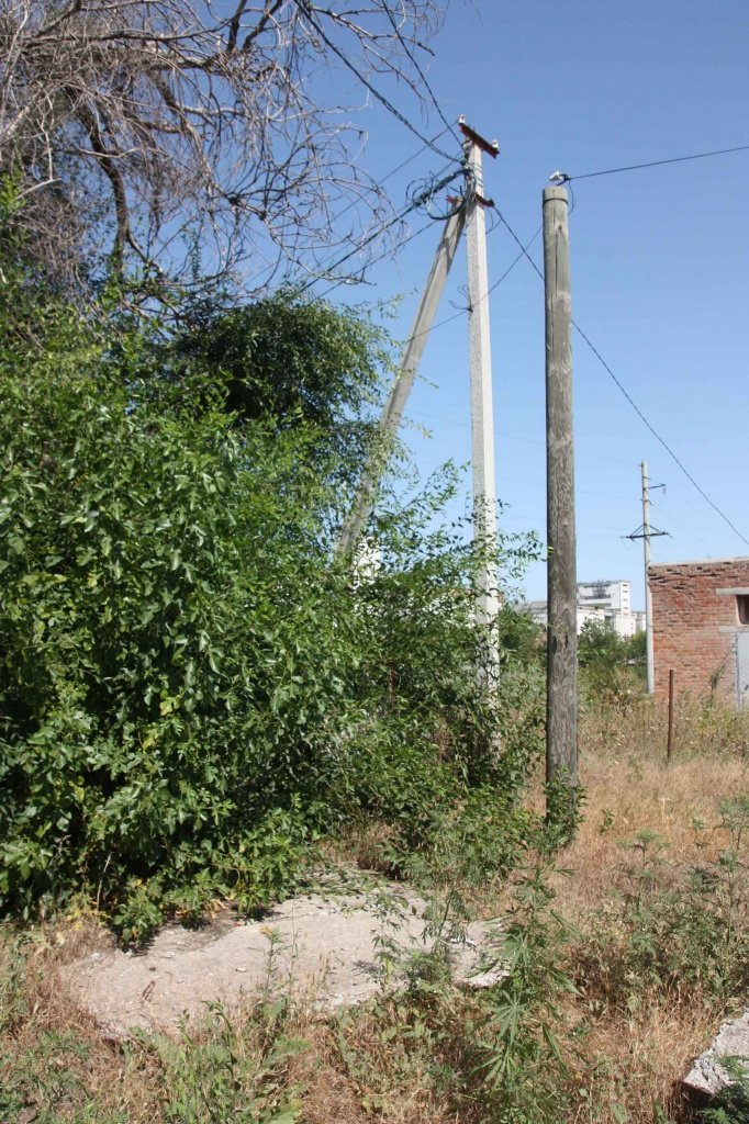 Даже за границами спорного участка для выгребной ямы места нет.