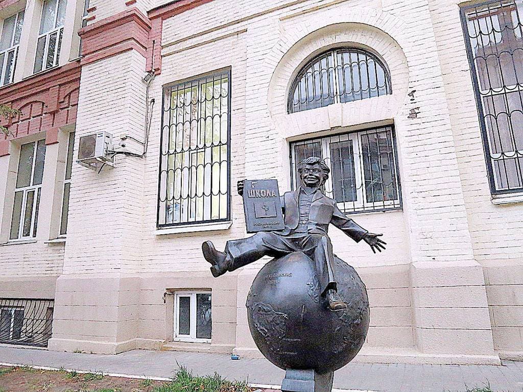 Ростовский памятник первокласснику» вошел в десятку самых необычных памятников России.