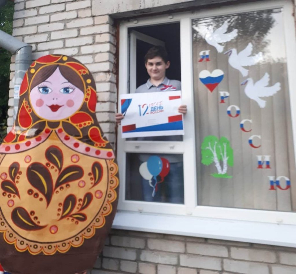 Так украсил к празднику окно своей комнаты Сергей Захаров.