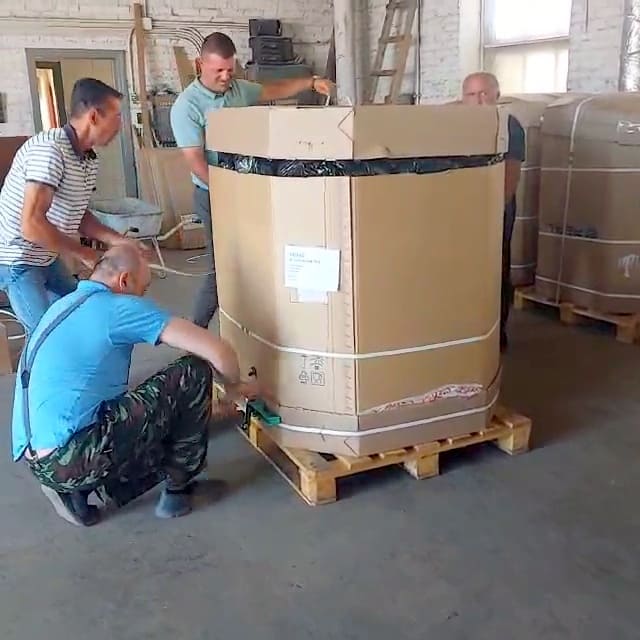 В таких коробках продуктовые наборы доходят до адресатов.