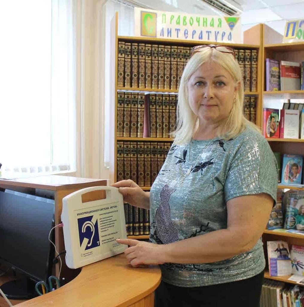 Библиотекарь Елена АКОПОВА демонстрирует возможности зоны индукционной петли, которая позволяет общаться со слабослышащими людьми.