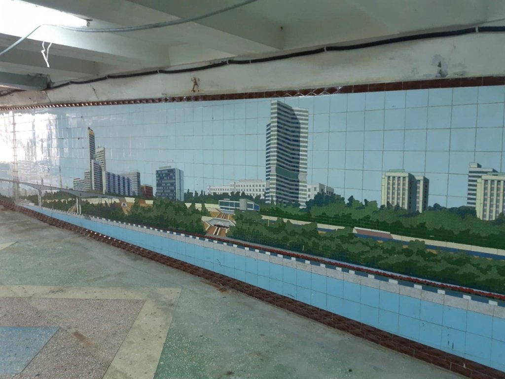 Мозаичное панно "Ростов будущее", у выхода на Буденновский проспект к Таможенной академии, долгие годы простояло закрытым ларьками.