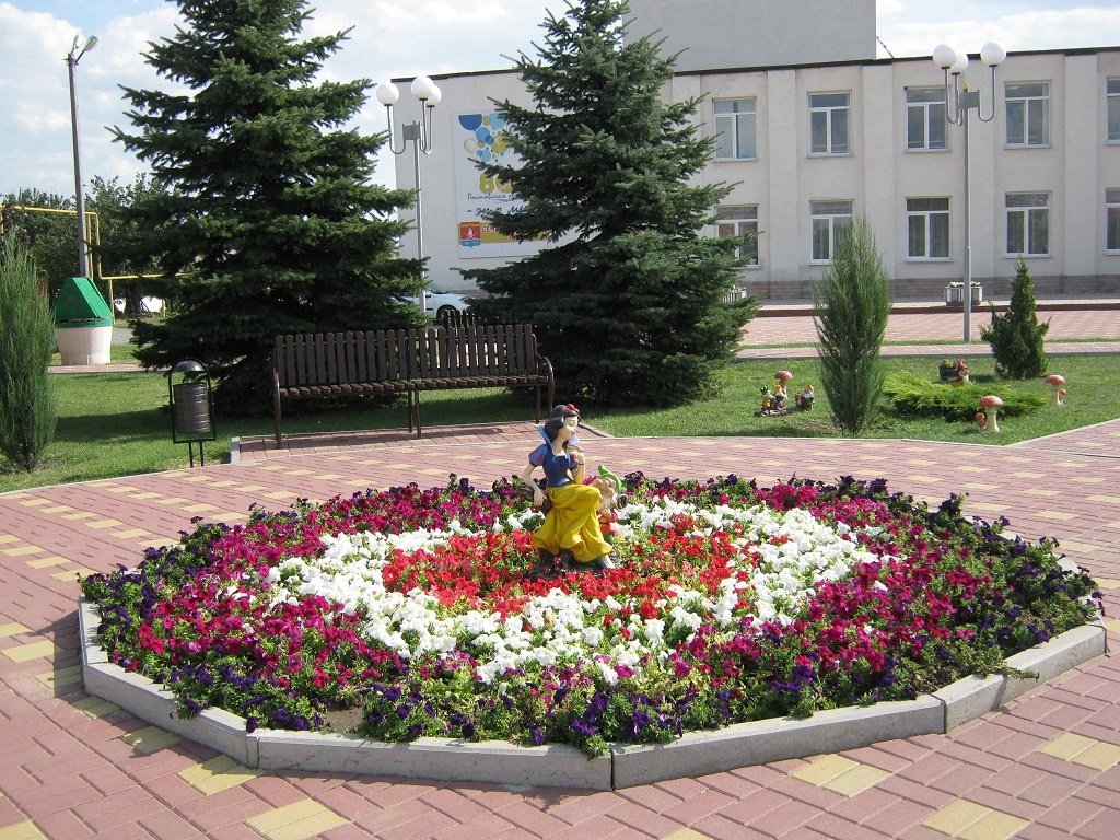 Весной и летом Семикаракорск просто утопает в цветах. Площадь.jpg