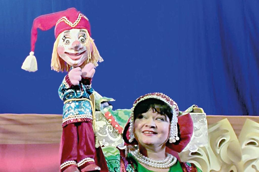 С куклой Петрушкой в спектакле «Веселый Петрушка».