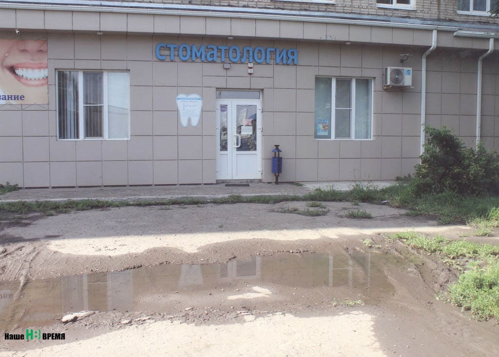 Вот такие ямы украшают площадь в поселке Рассвет перед стоматологией и «Сбербанком», куда ходят сотни жителей. Вот такие ямы украшают площадь в поселке Рассвет перед стоматологией и «Сбербанком», куда ходят сотни жителей.