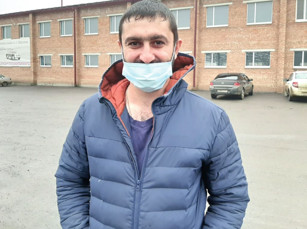 Сергей КАРОТКИЯН, работник строительный бригады, счастливый отец: он строит каток для своих дочерей.