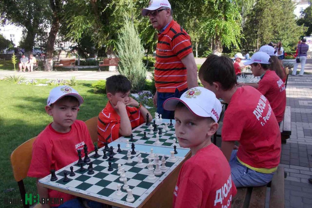 Шахматисты из ДЮСШ-4 всегда участвуют в акции «Запишись в спортивную школу». Юные поклонники интеллектуальных единоборств проводят показательные поединки и под открытым небом. Арбитр – ведущий тренер международный мастер Александр ПЕТРУШИН.