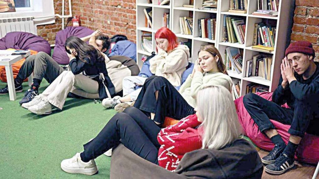 Вот так выглядит глагол «спать» на жестовом языке (волонтеры из «Единой России» – участники проекта).