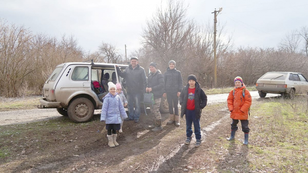 Учитель Олег РУДЕНКО возит детей в школу на личном автомобиле. Ребят много, дорога плохая, школьного автобуса нет. И как иначе добираться на учебу?