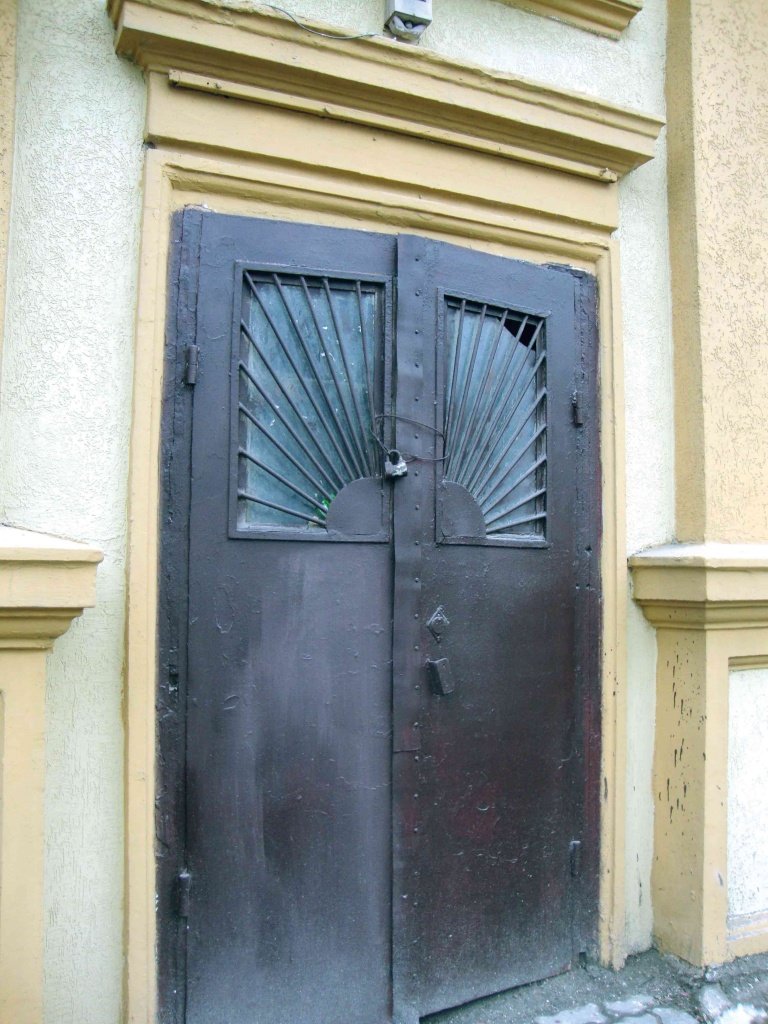 дверь-на-Садовой-186%2C-оставили-без-ремонта.jpg