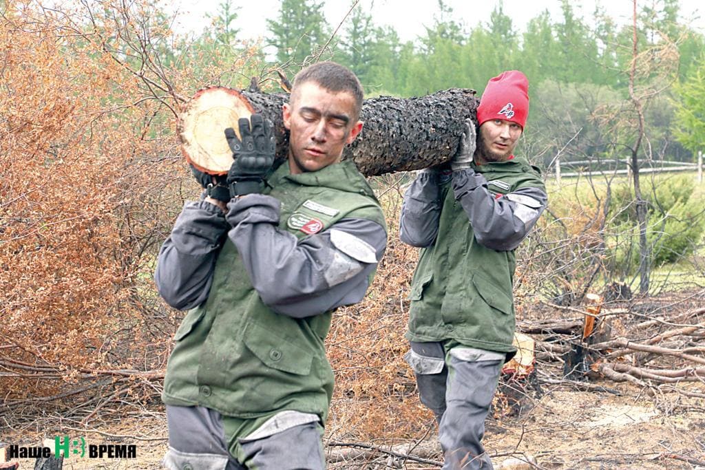 В повседневной жизни Алексей ПЕРВЕЕВ (слева) и Роман ИСХАКОВ регулярно занимаются в спортзале. Переживали, что в Якутии придется сделать двухнедельный перерыв. Как оказалось, зря – на лесоповале тренировки получились куда интенсивнее.