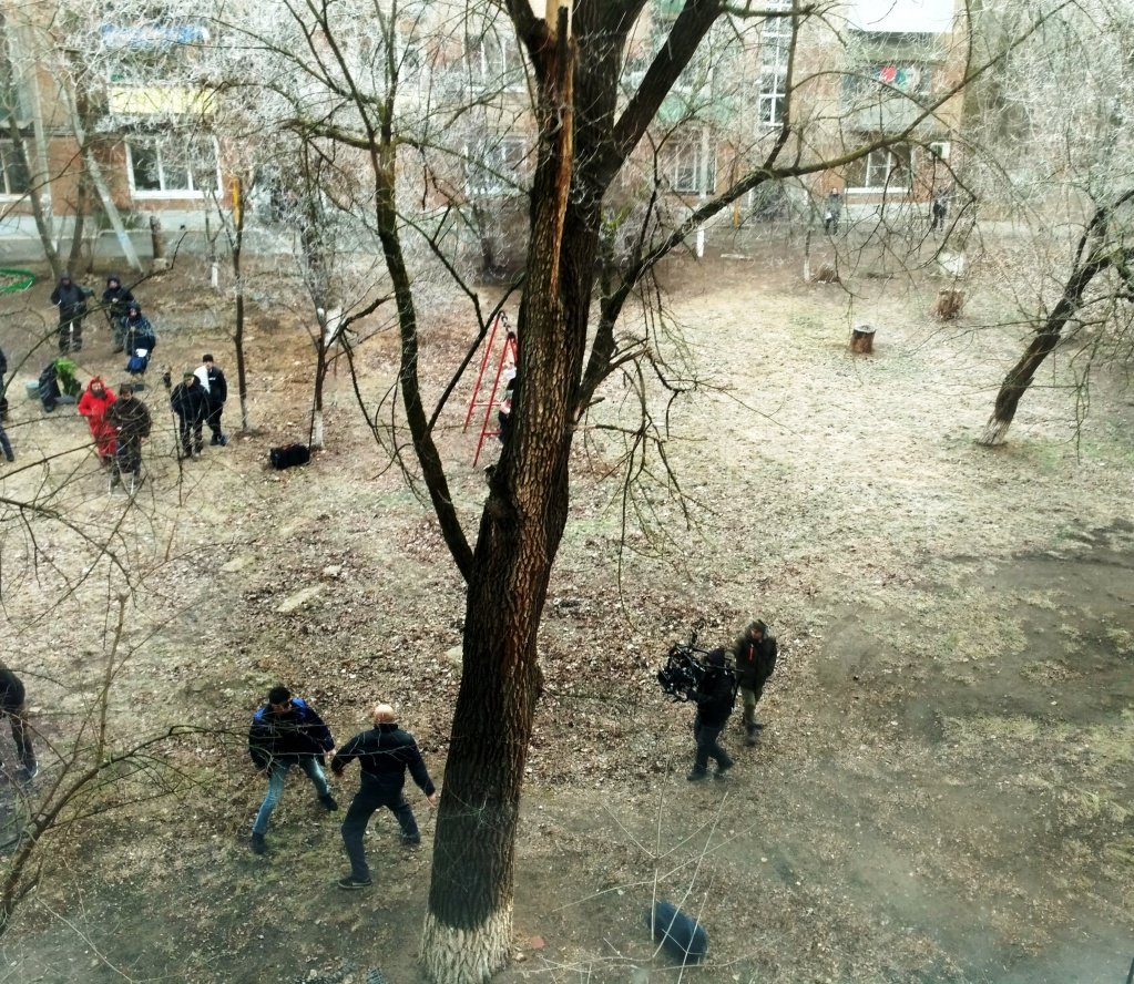 Этот тихий двор в Авиагородке стал местом съемок динамичного экшна с дракой и погоней