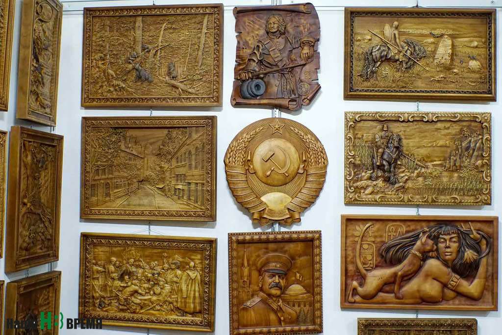 Репродукцией холста может стать резьба по дереву.