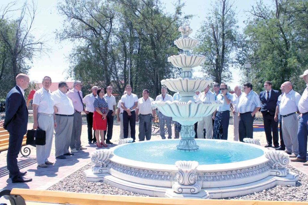 Есть в хуторе и современная спортивная площадка, и две детские площадки, и фонтан. Есть в хуторе и современная спортивная площадка, и две детские площадки, и фонтан.