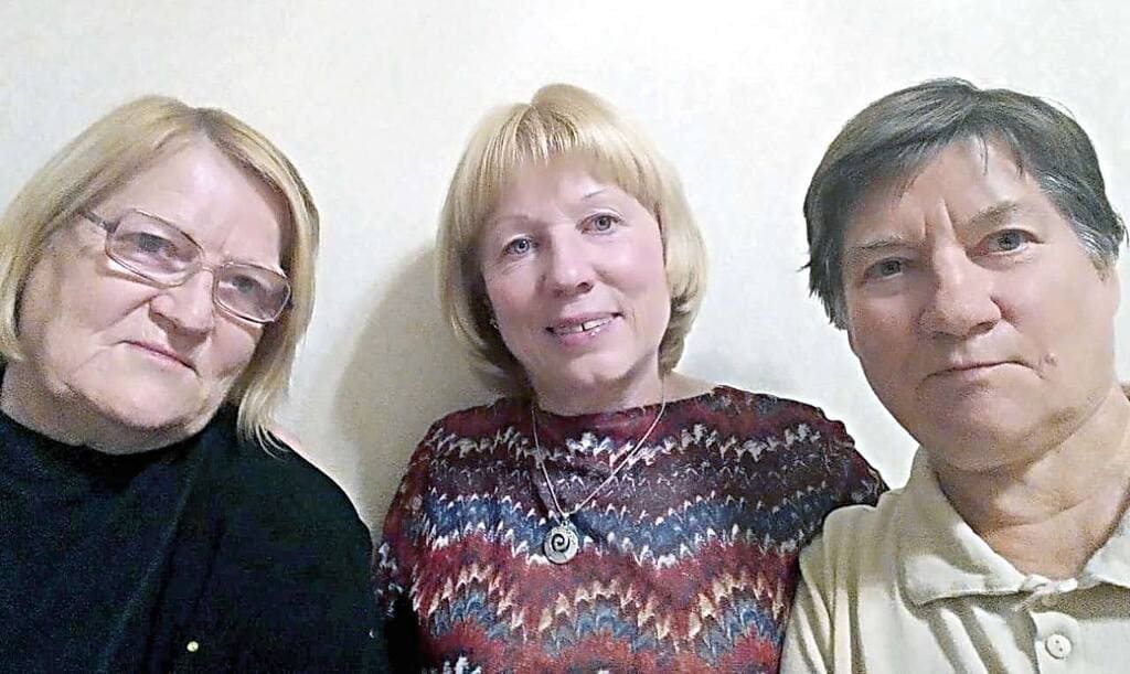 Екатерина КРАПИВИНА (в центре) встретилась с племянницами Ивана ТОКАРЕВА Натальей и Людмилой (слева направо).