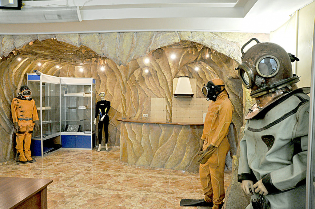 В специально оборудованном кабинете созданы все условия для занятий по подготовке водолазов.