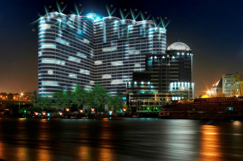 Огромный "Белый ангел" своими "крыльями" перекрыл панораму Ростова в районе Темерницкого моста.