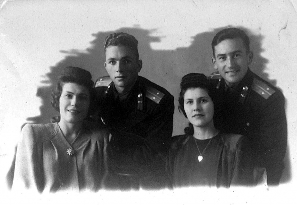 Выпуск Кировабадского военного авиационного училища летчиков 1950 года. Молодые лейтенанты со своими избранницами. В.Я. Божко – справа.