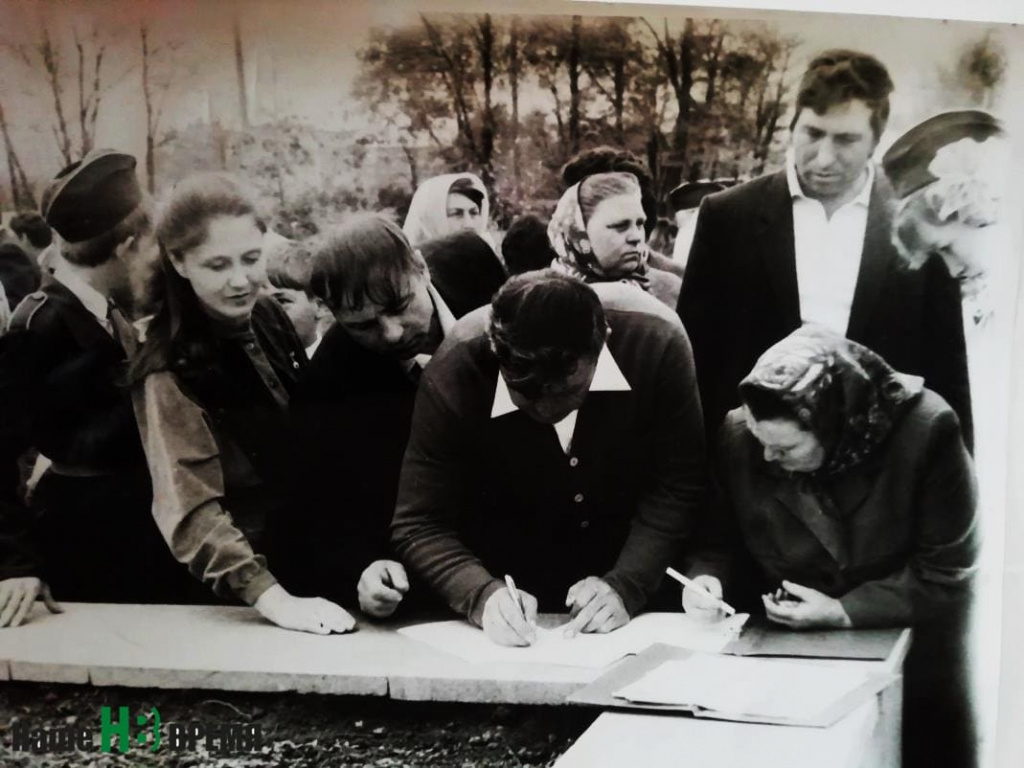 Идёт сбор подписей под призывом на площади в центре села.