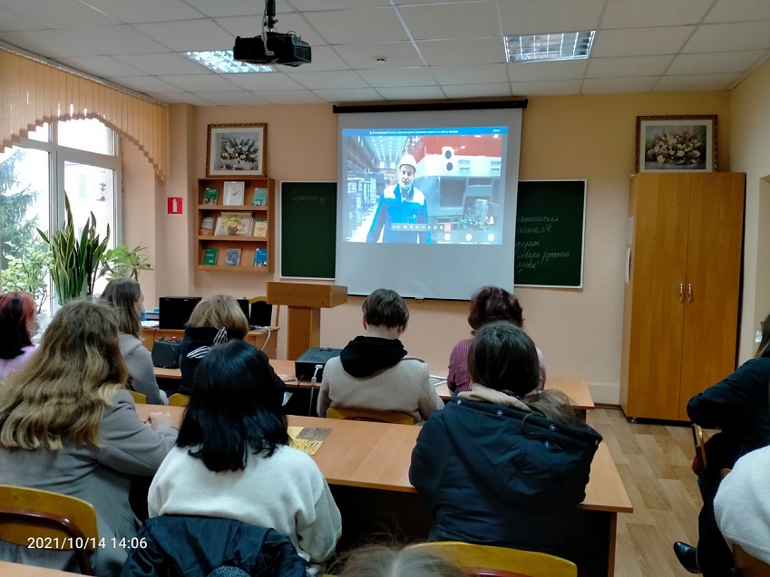 Студенты Новочеркасского промышленно-гуманитарного колледжа во время виртуальной экскурсии по сборочному цеху НЭВЗа.