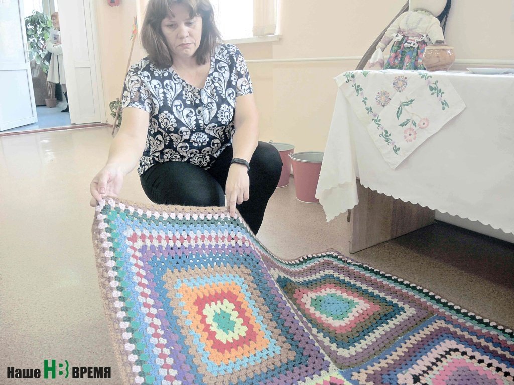Наталия МАЛЫШКИНА сама связала этот казачий коврик для музея.