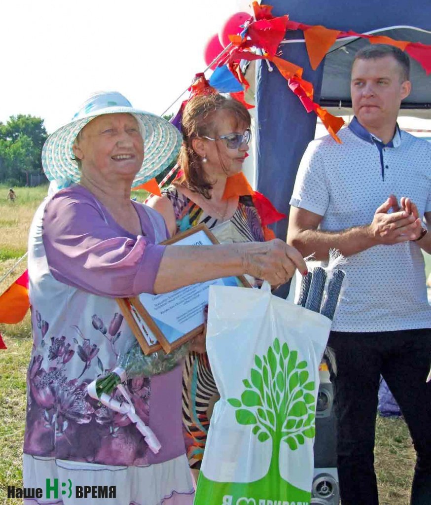 Руководитель центра детского досуга в Греческих Ротах Лидия Егоровна Буравцова.