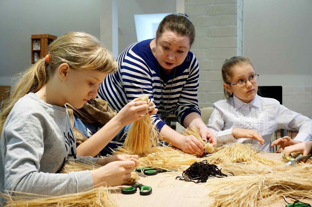 – Представляете, Лев Толстой в 65 лет научился кататься на велосипеде, а еще шил ботинки. А я и не знала, обязательно расскажу одноклассникам. Это же так интересно! – двенадцатилетняя Даша (слева) на выставку приехала с мамой из Неклиновского района.