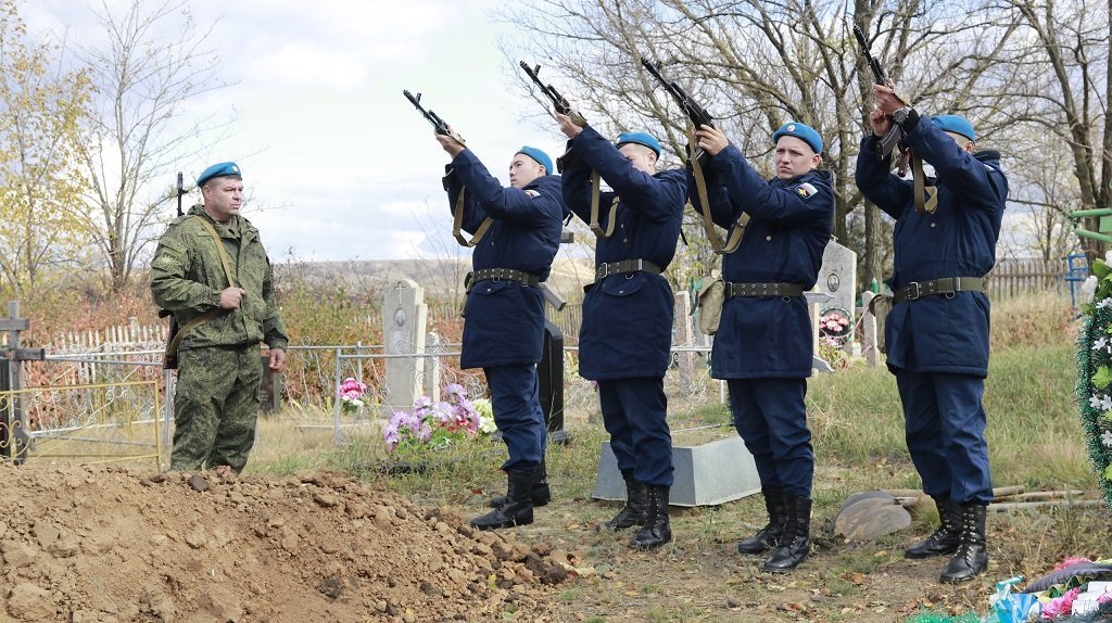 26 октября на братских погостах станицы Скосырской и хутора Поляков Тацинского района состоялись церемонии перезахоронения останков 18 воинов, погибших в январе сорок третьего.