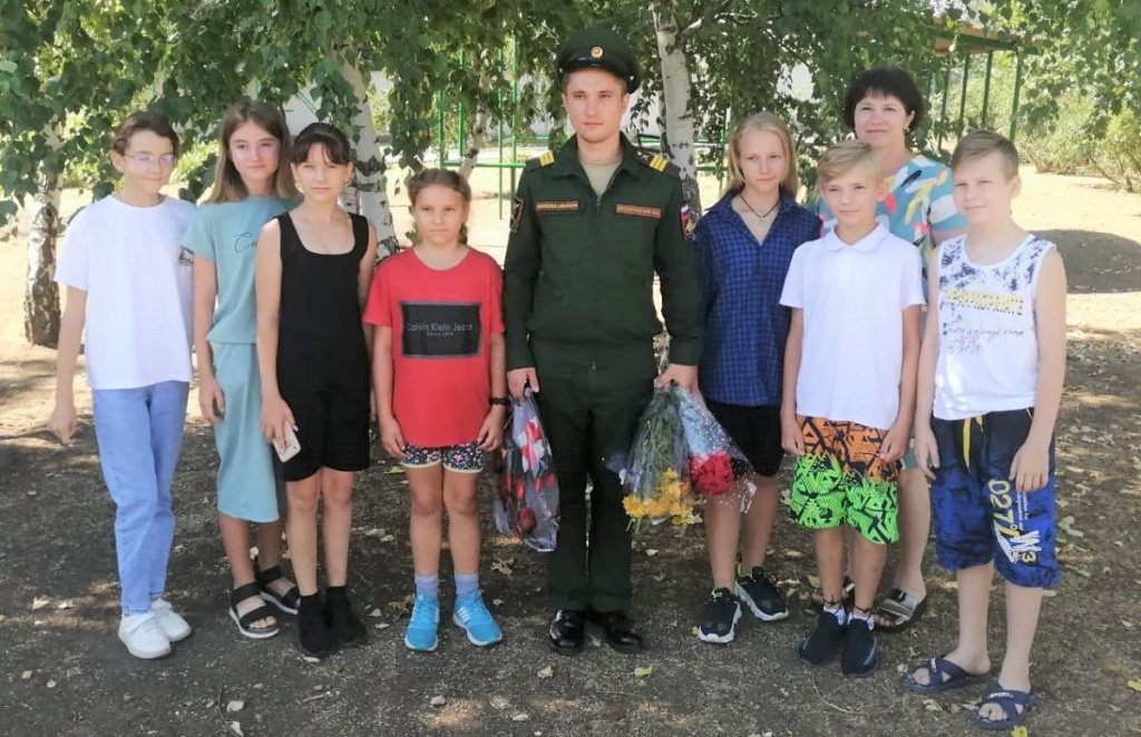 На общем фото в красной футболке сестра Ивана Илларионова Анастасия На общем фото в красной футболке сестра Ивана Илларионова Анастасия