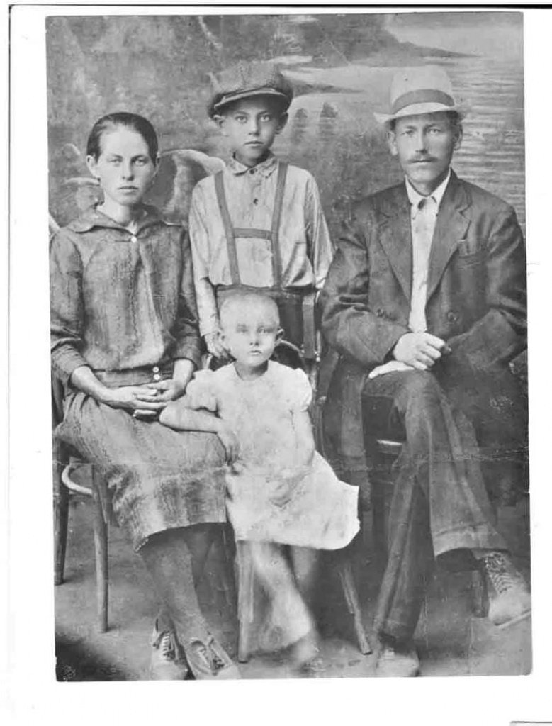 На предвоенном фото – семья Палагуты: мать, отец, младшая сестра и сам Павел.