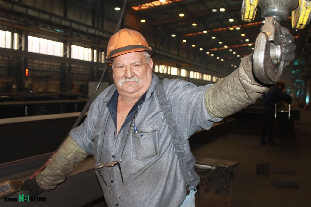 Слесарь - сборщик цеха металлоконструкций Никита Иванович МИТЕРЕВ, накопленный за 25 лет в профессии опыт передает молодежи.