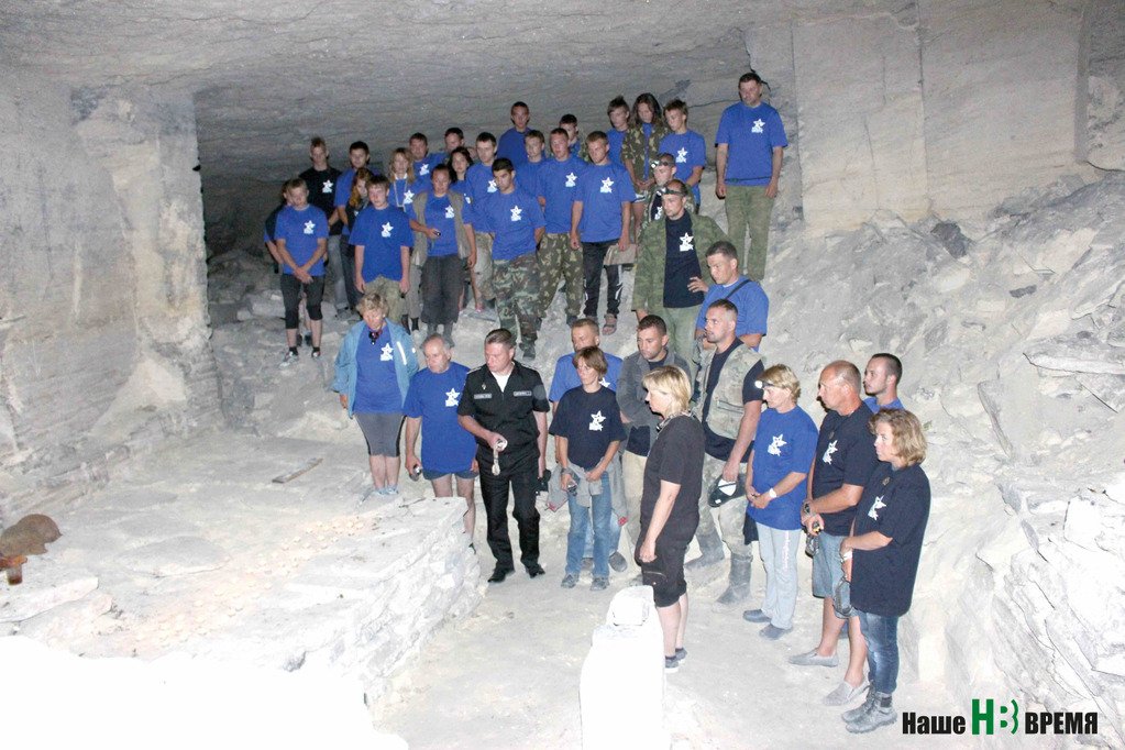 Участники экспедиции на братской подземной могиле.
