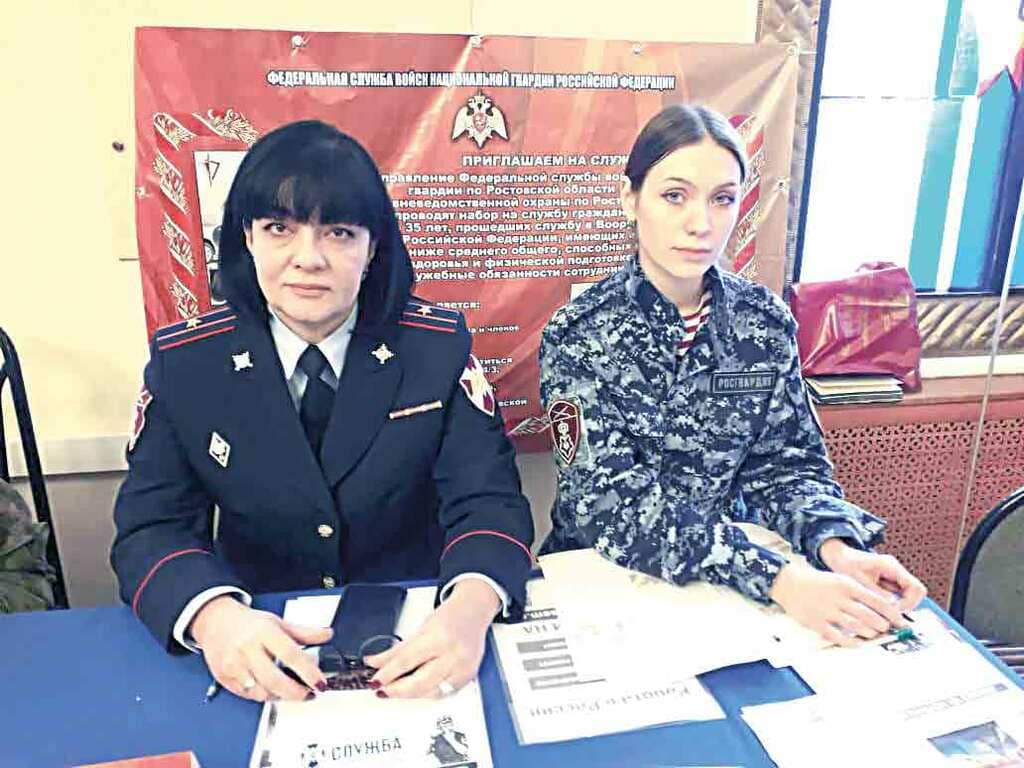 Специалист по кадрам Лариса КВАСКОВА (слева направо) и психолог Светлана ПЕТРЕНКО из вневедомственной охраны войск национальной гвардии РФ по Ростовской области приглашают ребят продолжить службу в военной полиции. Специалист по кадрам Лариса КВАСКОВА (слева направо) и психолог Светлана ПЕТРЕНКО из вневедомственной охраны войск национальной гвардии РФ по Ростовской области приглашают ребят продолжить службу в военной полиции.