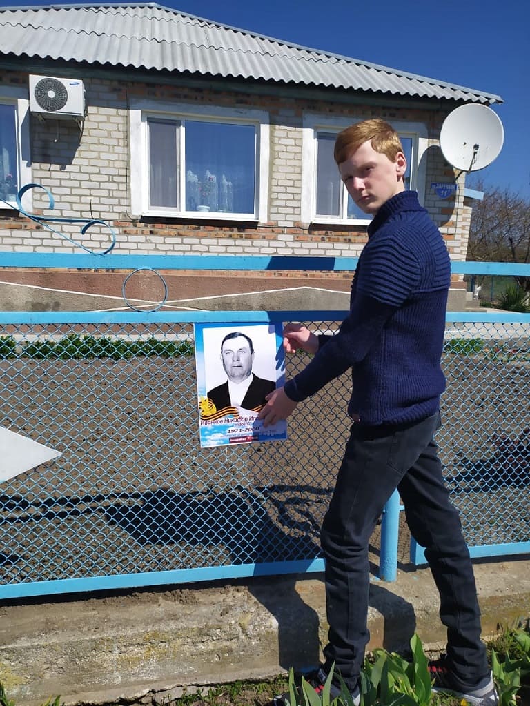 Александр Блохин уже прикрепляет на доме фотографии своих прадедов-фронтовиков. Александр Блохин уже прикрепляет на доме фотографии своих прадедов-фронтовиков.