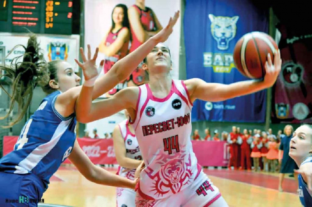 Мячом владеет игрок дончанок Екатерина ОСИПОВА (№ 44).