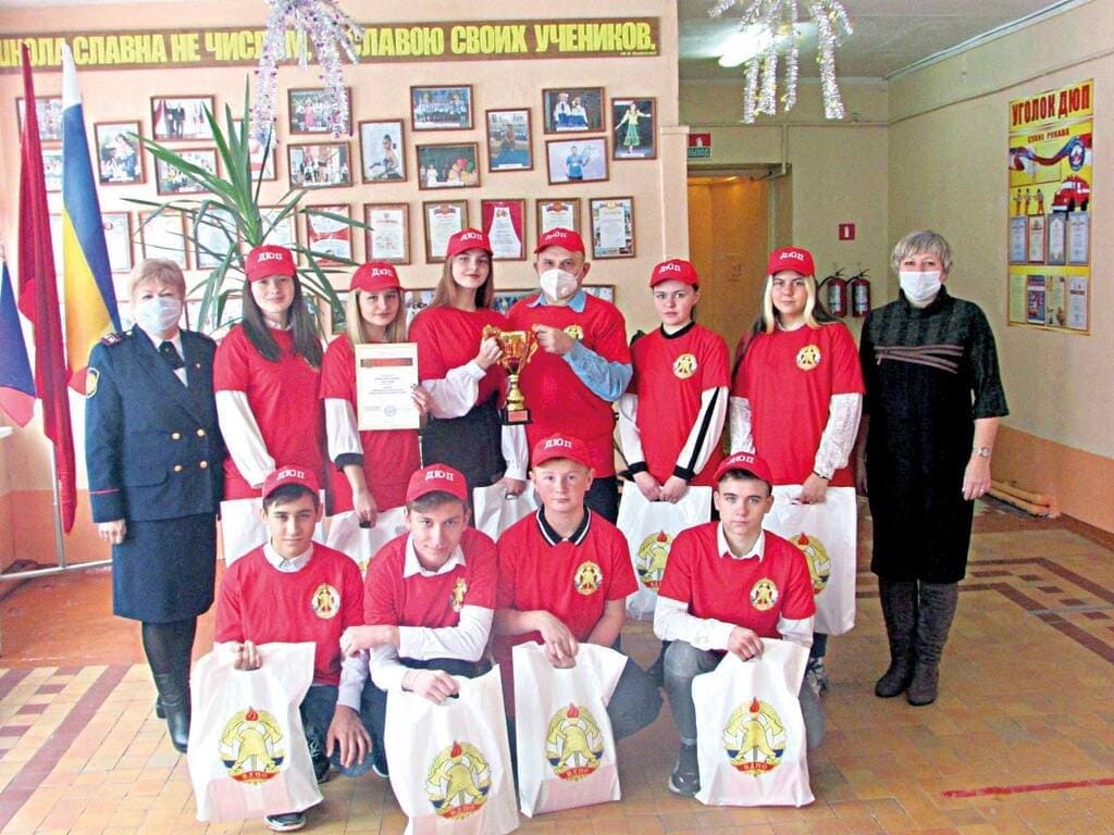 Пожарная дружина школы № 37 признана одной из лучших в России (на фото в центре – Александр Владимирович КРИВОБОКОВ, справа – директор Наталья Ивановна ГРАНОВСКАЯ, слева – председатель совета ВДПО Новошахтинска – Зоя Алексеевна МИСЯЧЕНКО). Пожарная дружина школы № 37 признана одной из лучших в России (на фото в центре – Александр Владимирович КРИВОБОКОВ, справа – директор Наталья Ивановна ГРАНОВСКАЯ, слева – председатель совета ВДПО Новошахтинска – Зоя Алексеевна МИСЯЧЕНКО).
