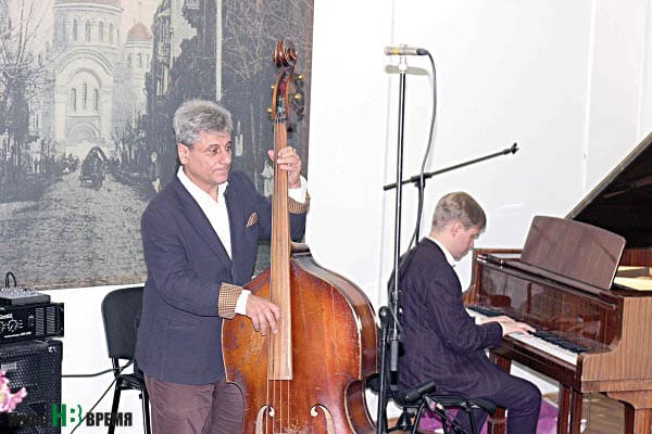 «Музыкальные среды» – это живая музыка, живой голос, живое общение. Программу «Джаз в музее» ведет Адам ТЕРАЦУЯН (слева).