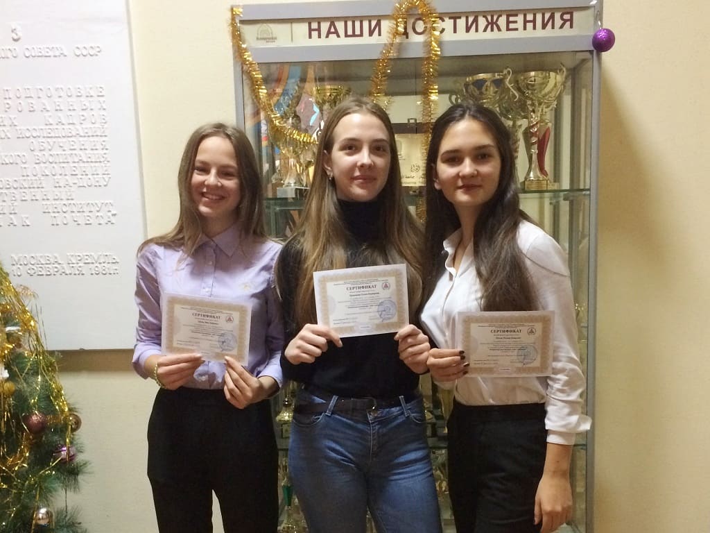 Анна Орлова, Ксения Кривошеева, Полина Попова (слева направо) защитили идею на проектной смене ЮФУ, завоевав второе место.