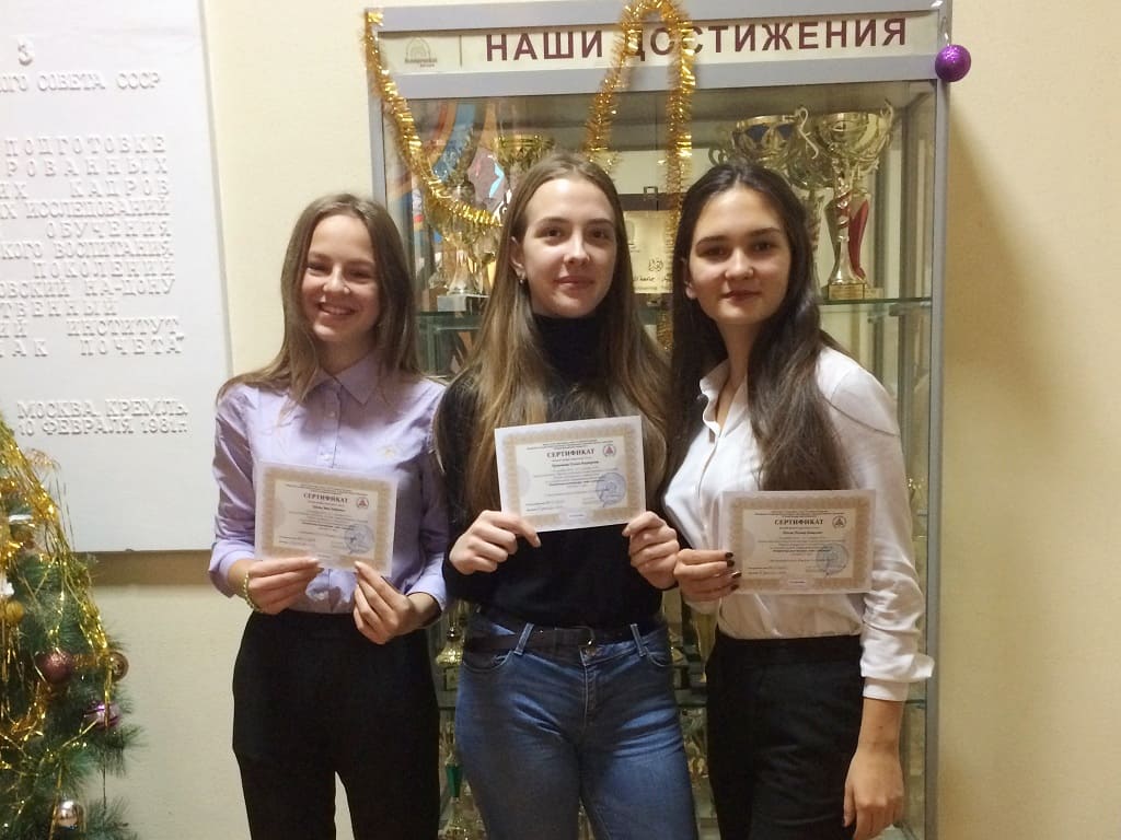Анна Орлова, Ксения Кривошеева, Полина Попова (слева направо) защитили идею на проектной смене ЮФУ, завоевав второе место. Анна Орлова, Ксения Кривошеева, Полина Попова (слева направо) защитили идею на проектной смене ЮФУ, завоевав второе место.