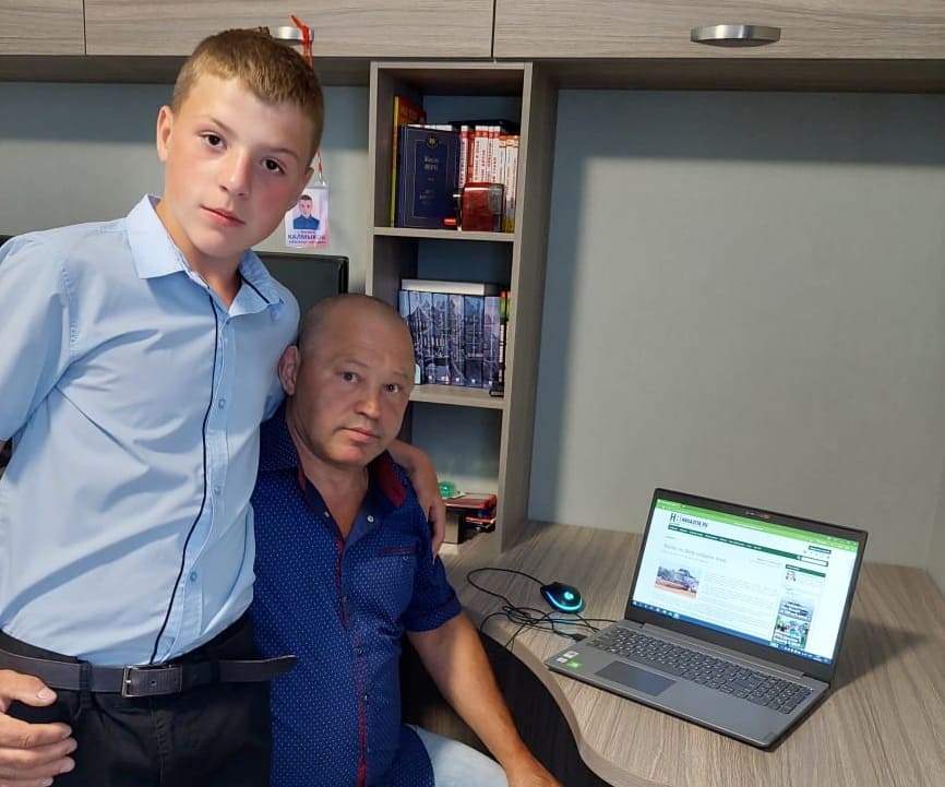Дед и внук изучают на сайте «Нашего времени» положение конкурса «Мы помним».