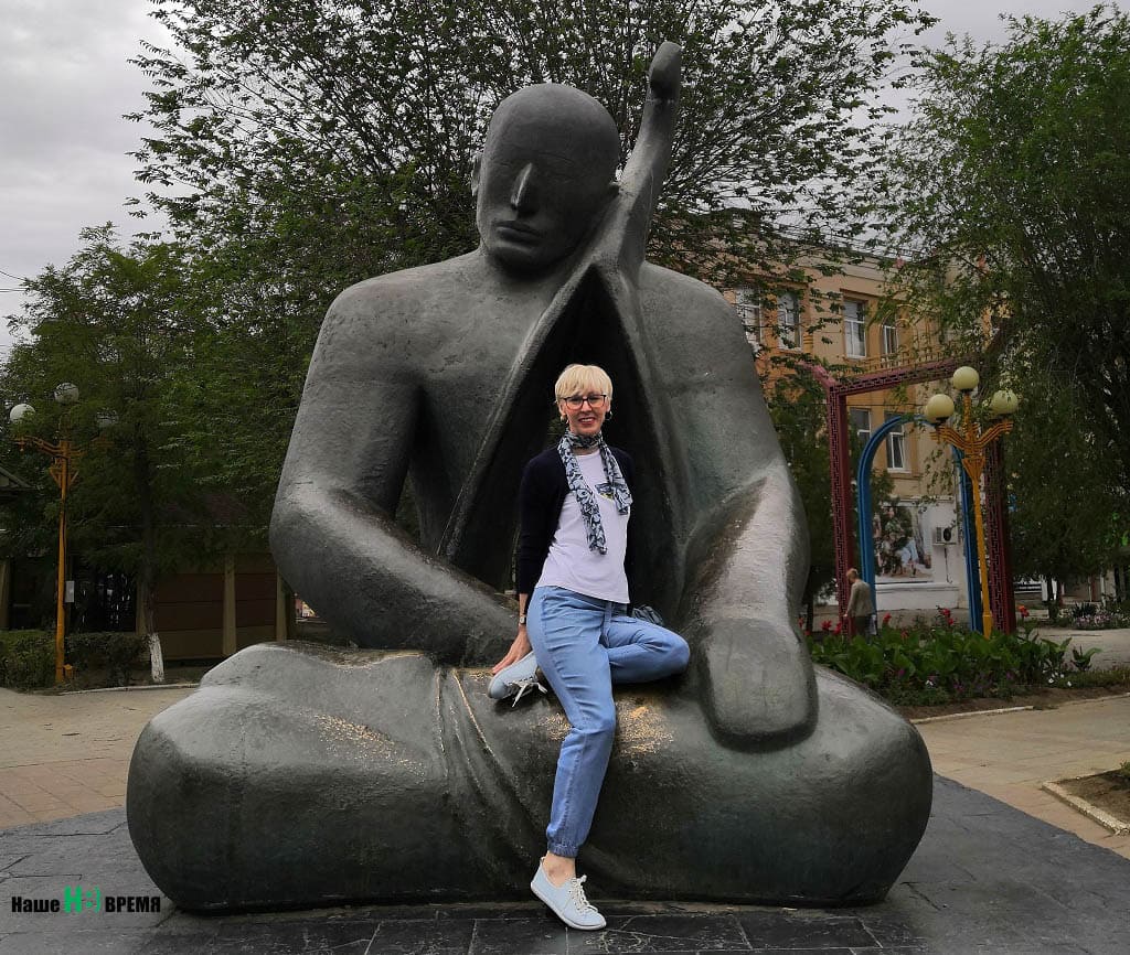 Скульптура "Эхо" в центре Элисты - место, где назначают встречи, и лазают внутрь в надежде на замужество и беременность. Скульптура "Эхо" в центре Элисты - место, где назначают встречи, и лазают внутрь в надежде на замужество и беременность.