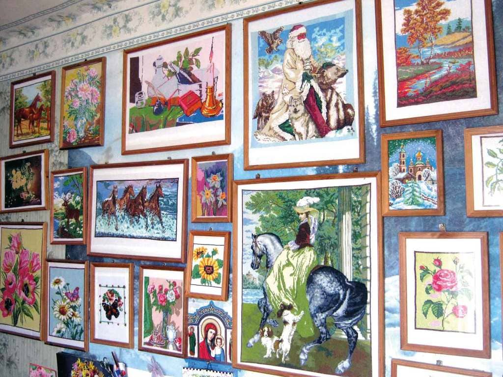 В доме Веры Ивановны – настоящая картинная галерея.
