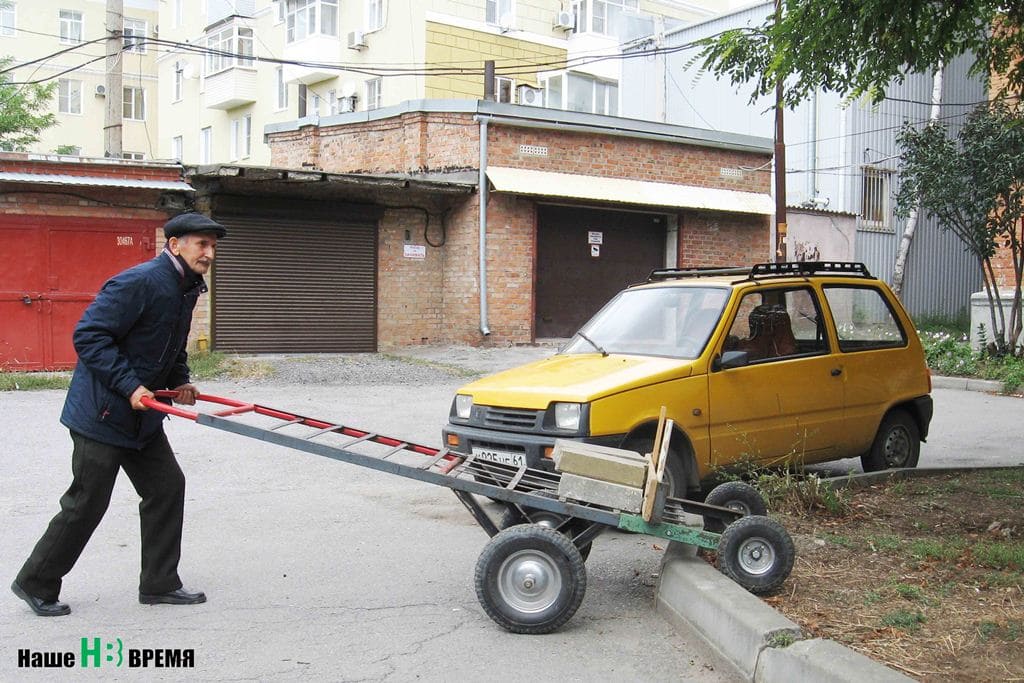 А перемещает кирпичи или обломки асфальта на такой тачке-вездеходе, которую сам же и соорудил.