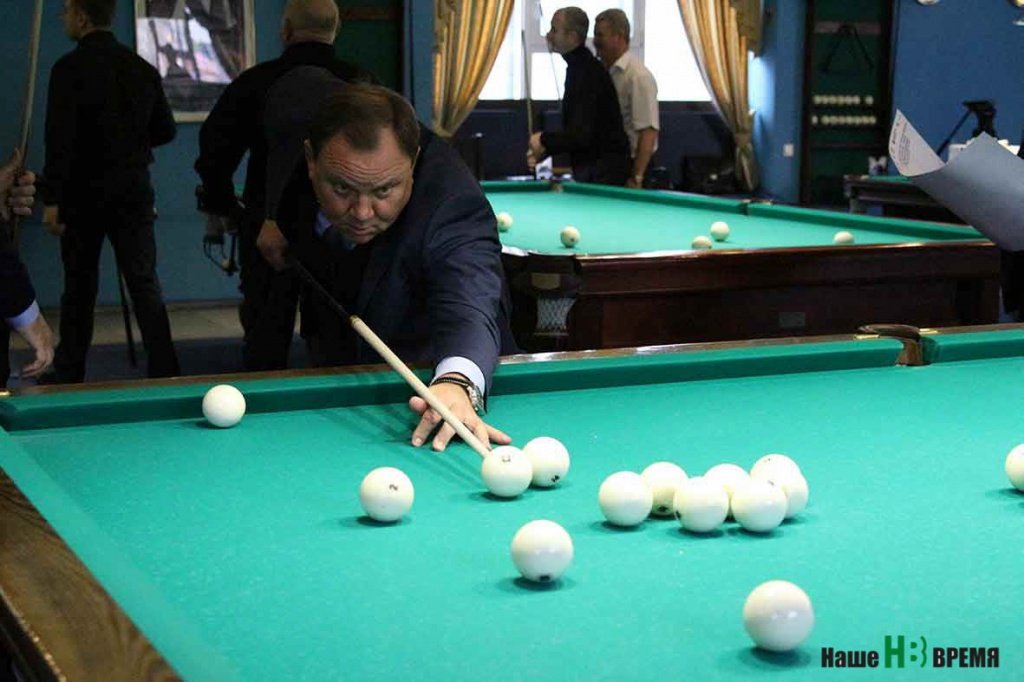 Председателю ЗС РО Виктору Дерябкину было доверено право первого удара...