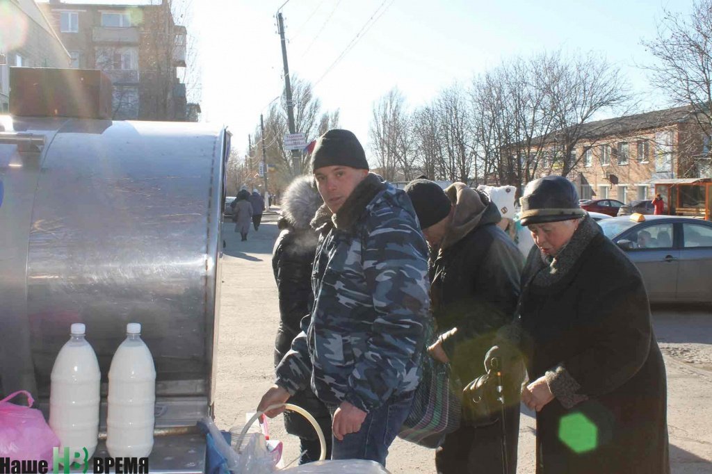 В Зверево набирает популярность «фермерская бочка». Видно, слоган «Пейте люди молоко, будете здоровы» возымел свое действие.