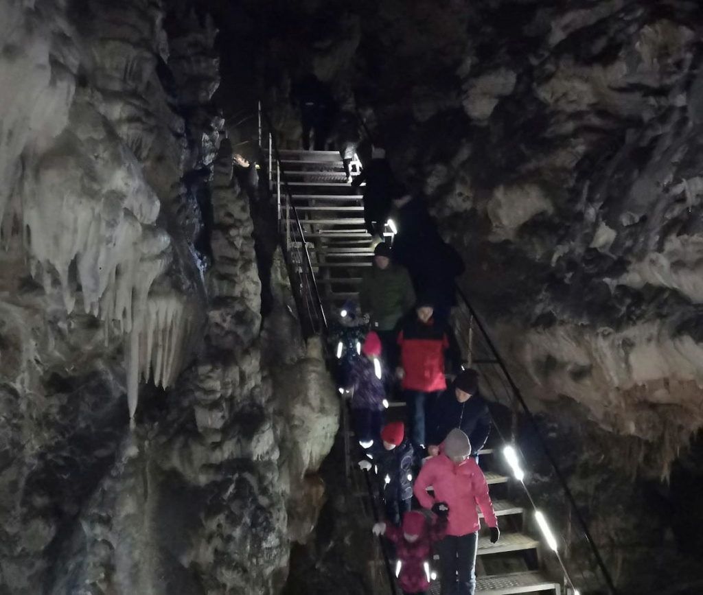 В Азишской пещере предстоит преодолеть множество ступеней.