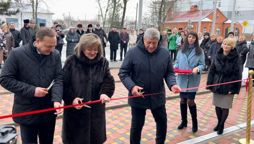 Ленточку перерезали заместитель министра культуры Ростовской области Андрей Молодшев, глава администрации Октябрьского района Людмила Овчиева и глава Октябрьского района - председатель собрания депутатов Евгений Луганцев.